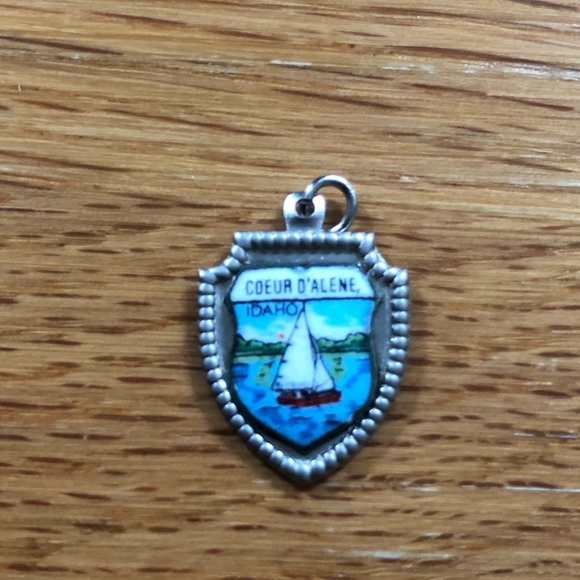 Vintage Coeur D’ Alene Idaho State Travel Shield Charm. Beautiful detail! - Picture 2 of 4